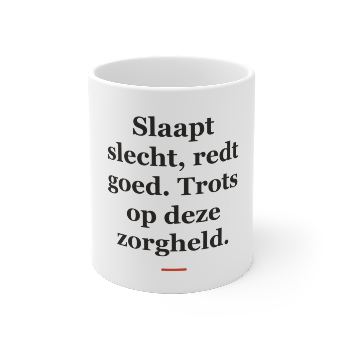 Mok met tekst “Slaapt slecht, redt goed. Trots op deze zorgheld.” — cadeau voor een ambulancebroeder