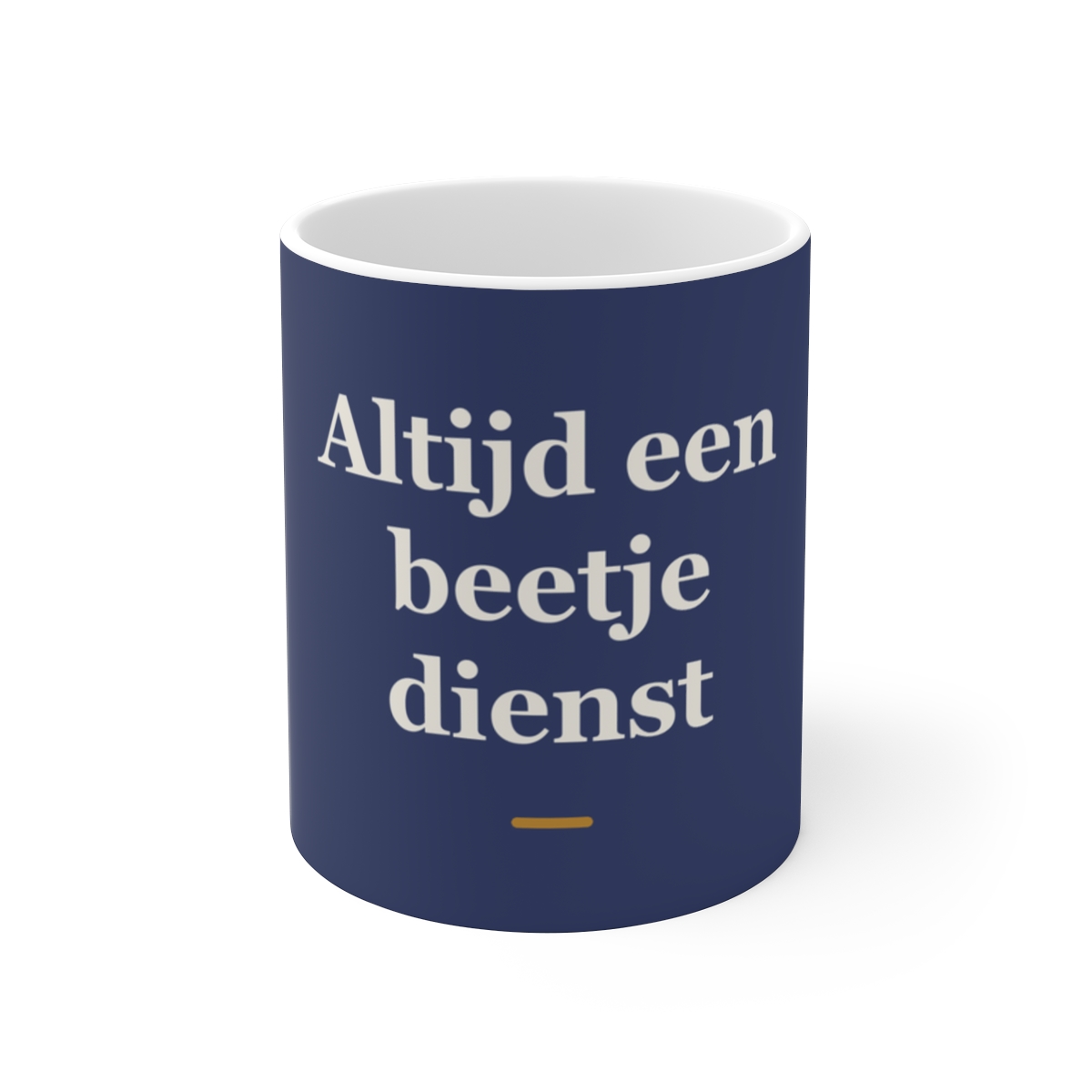 Mok met tekst “Altijd een beetje dienst” — cadeau voor een huisarts