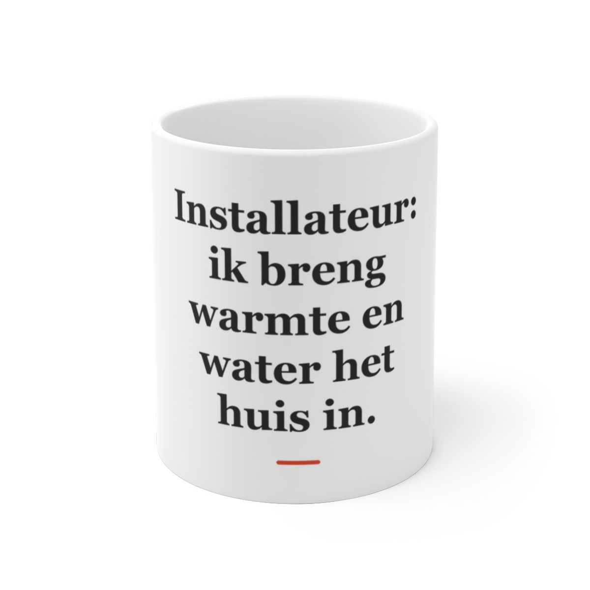Mok met tekst “Installateur: ik breng warmte en water het huis in.” — cadeau voor een installateur