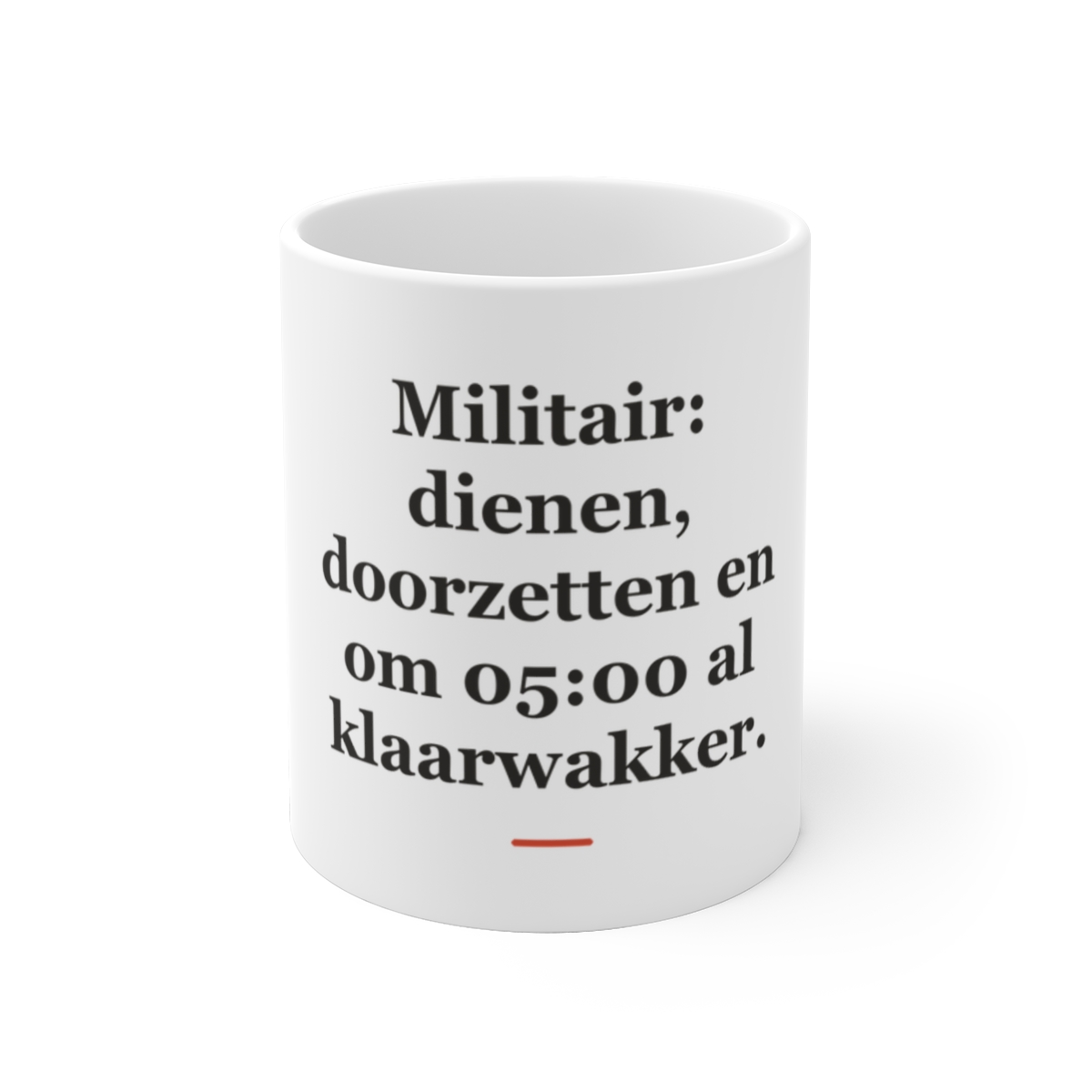 Mok met tekst “Militair: dienen, doorzetten en om 05:00 al klaarwakker.” — cadeau voor een militair
