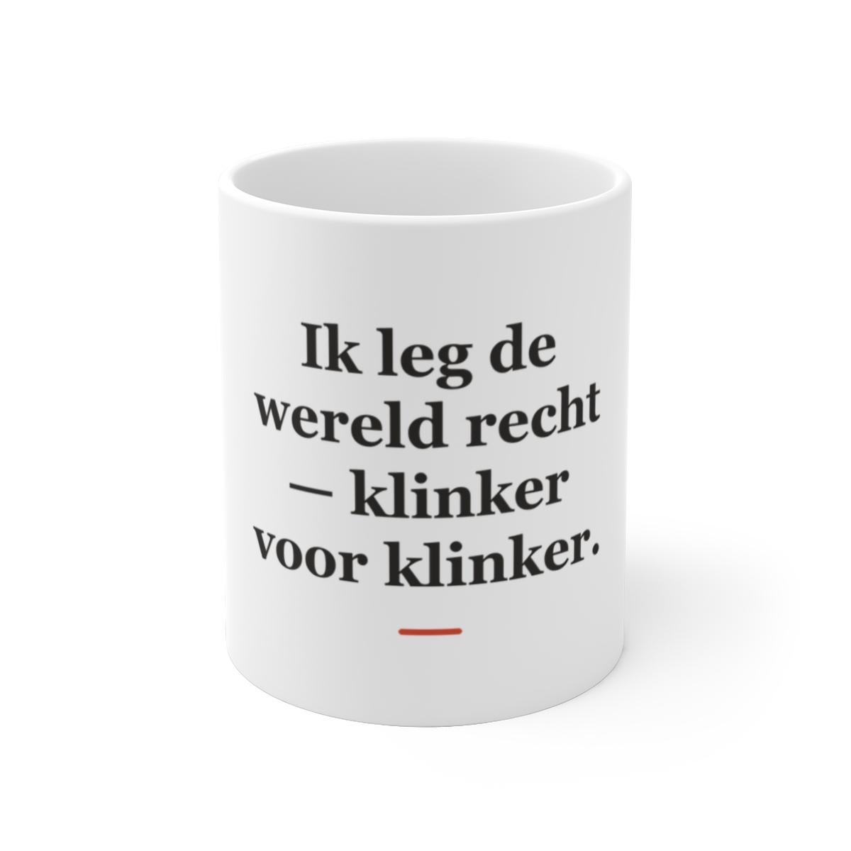 Mok met tekst “Ik leg de wereld recht — klinker voor klinker.” — cadeau voor een stratenmaker