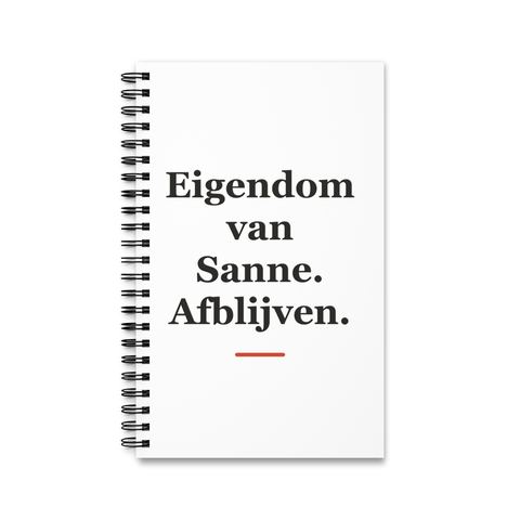 Notitieboek met tekst “Eigendom van Sanne. Afblijven.” — cadeau voor een accountant