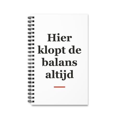 Notitieboek met tekst “Hier klopt de balans altijd” — cadeau voor een accountant