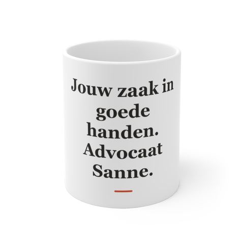 Mok met tekst “Jouw zaak in goede handen. Advocaat Sanne.” — cadeau voor een advocaat