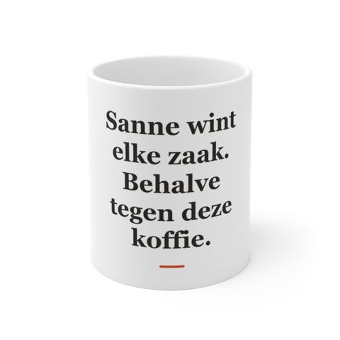 Mok met tekst “Sanne wint elke zaak. Behalve tegen deze koffie.” — cadeau voor een advocaat