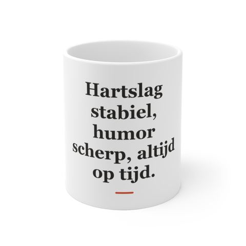 Mok met tekst “Hartslag stabiel, humor scherp, altijd op tijd.” — cadeau voor een ambulancebroeder