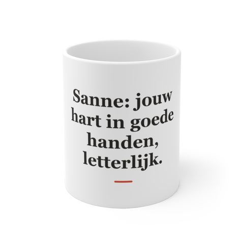 Mok met tekst “Sanne: jouw hart in goede handen, letterlijk.” — cadeau voor een ambulancebroeder