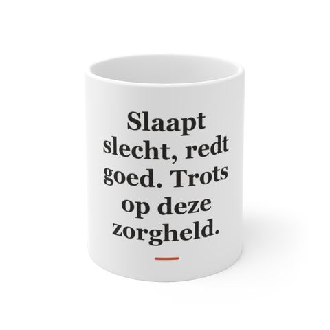 Mok met tekst “Slaapt slecht, redt goed. Trots op deze zorgheld.” — cadeau voor een ambulancebroeder