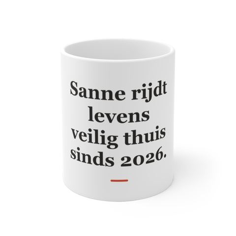 Mok met tekst “Sanne rijdt levens veilig thuis sinds 2026.” — cadeau voor een ambulancebroeder