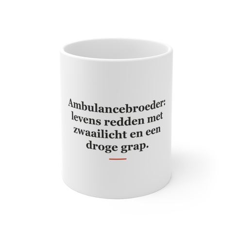 Mok met tekst “Ambulancebroeder: levens redden met zwaailicht en een droge grap.” — cadeau voor een ambulancebroeder