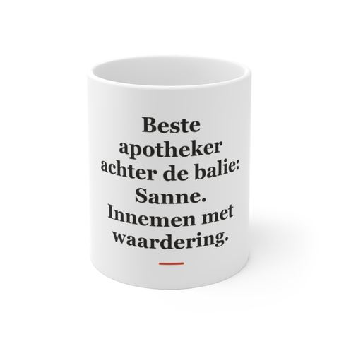 Mok met tekst “Beste apotheker achter de balie: Sanne. Innemen met waardering.” — cadeau voor een apotheker