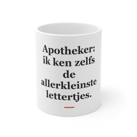 Mok met tekst “Apotheker: ik ken zelfs de allerkleinste lettertjes.” — cadeau voor een apotheker