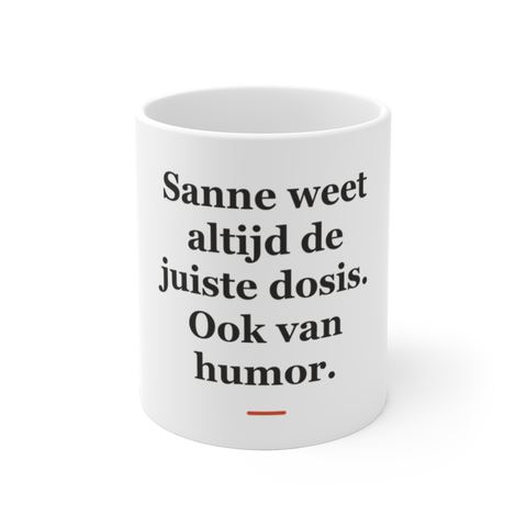 Mok met tekst “Sanne weet altijd de juiste dosis. Ook van humor.” — cadeau voor een apotheker