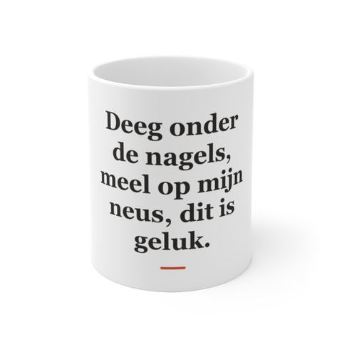 Mok met tekst “Deeg onder de nagels, meel op mijn neus, dit is geluk.” — cadeau voor een bakker
