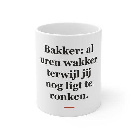 Mok met tekst “Bakker: al uren wakker terwijl jij nog ligt te ronken.” — cadeau voor een bakker