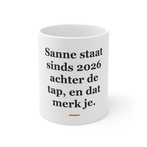 Mok met tekst “Sanne staat sinds 2026 achter de tap, en dat merk je.” — cadeau voor een barman