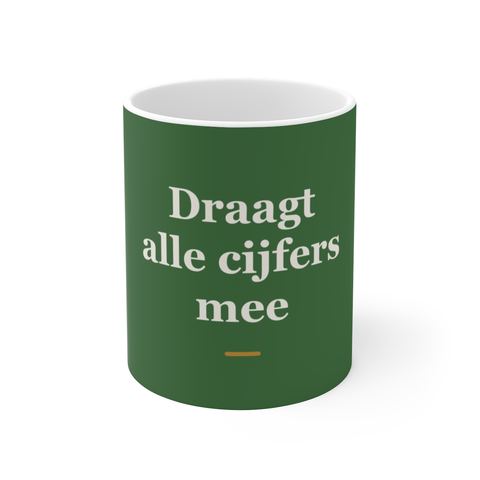 Mok met tekst “Draagt alle cijfers mee” — cadeau voor een boekhouder