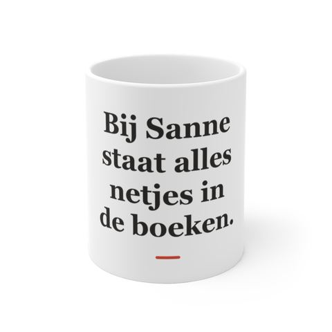 Mok met tekst “Bij Sanne staat alles netjes in de boeken.” — cadeau voor een boekhouder