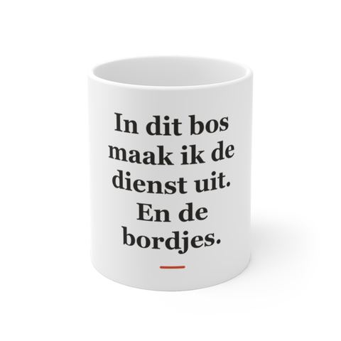 Mok met tekst “In dit bos maak ik de dienst uit. En de bordjes.” — cadeau voor een boswachter
