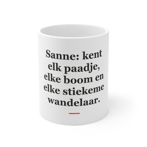 Mok met tekst “Sanne: kent elk paadje, elke boom en elke stiekeme wandelaar.” — cadeau voor een boswachter