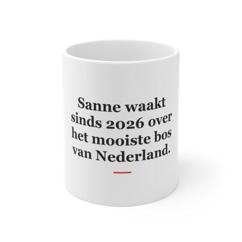Mok met tekst “Sanne waakt sinds 2026 over het mooiste bos van Nederland.” — cadeau voor een boswachter