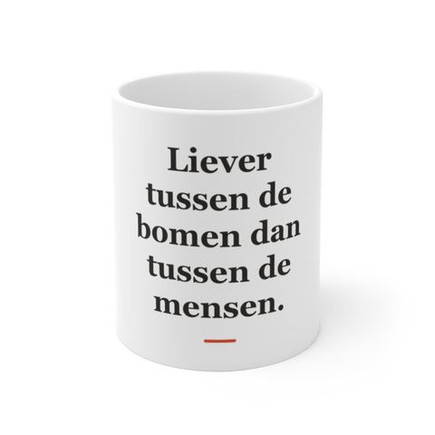 Mok met tekst “Liever tussen de bomen dan tussen de mensen.” — cadeau voor een boswachter