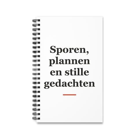 Notitieboek met tekst “Sporen, plannen en stille gedachten” — cadeau voor een boswachter