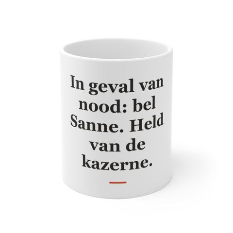 Mok met tekst “In geval van nood: bel Sanne. Held van de kazerne.” — cadeau voor een brandweerman