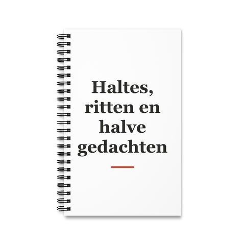 Notitieboek met tekst “Haltes, ritten en halve gedachten” — cadeau voor een buschauffeur