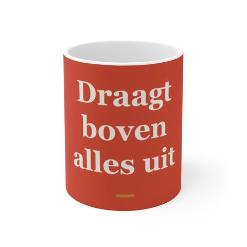 Mok met tekst “Draagt boven alles uit” — cadeau voor een dakdekker
