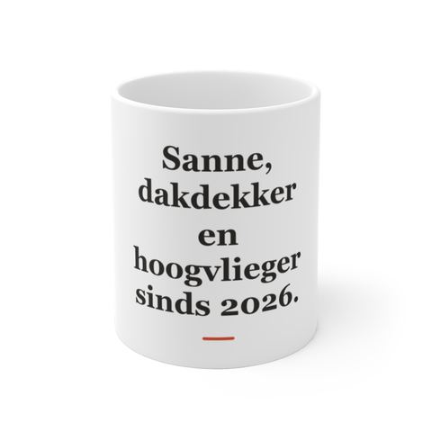 Mok met tekst “Sanne, dakdekker en hoogvlieger sinds 2026.” — cadeau voor een dakdekker
