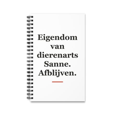 Notitieboek met tekst “Eigendom van dierenarts Sanne. Afblijven.” — cadeau voor een dierenarts