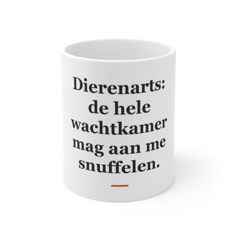 Mok met tekst “Dierenarts: de hele wachtkamer mag aan me snuffelen.” — cadeau voor een dierenarts
