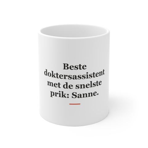 Mok met tekst “Beste doktersassistent met de snelste prik: Sanne.” — cadeau voor een doktersassistent