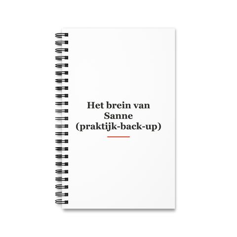Notitieboek met tekst “Het brein van Sanne (praktijk-back-up)” — cadeau voor een doktersassistent