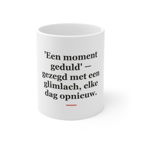 Mok met tekst “'Een moment geduld' — gezegd met een glimlach, elke dag opnieuw.” — cadeau voor een doktersassistent
