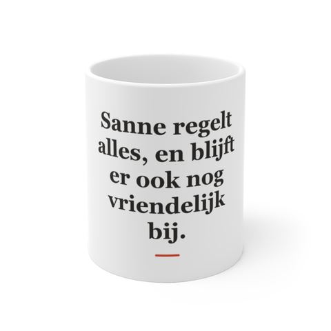 Mok met tekst “Sanne regelt alles, en blijft er ook nog vriendelijk bij.” — cadeau voor een doktersassistent
