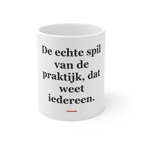 Mok met tekst “De echte spil van de praktijk, dat weet iedereen.” — cadeau voor een doktersassistent