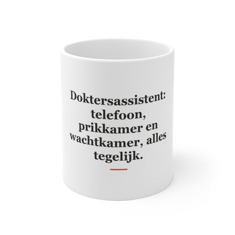 Mok met tekst “Doktersassistent: telefoon, prikkamer en wachtkamer, alles tegelijk.” — cadeau voor een doktersassistent