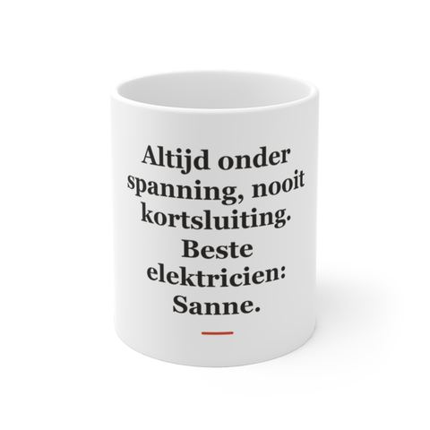 Mok met tekst “Altijd onder spanning, nooit kortsluiting. Beste elektricien: Sanne.” — cadeau voor een elektricien