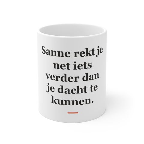 Mok met tekst “Sanne rekt je net iets verder dan je dacht te kunnen.” — cadeau voor een fysiotherapeut
