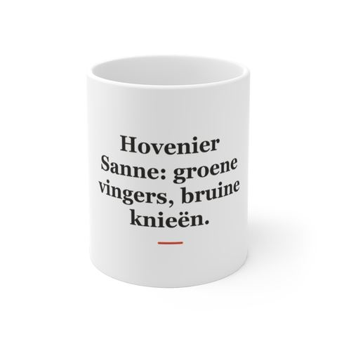 Mok met tekst “Hovenier Sanne: groene vingers, bruine knieën.” — cadeau voor een hovenier