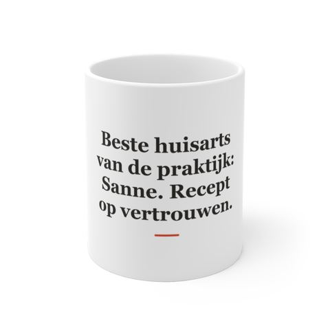 Mok met tekst “Beste huisarts van de praktijk: Sanne. Recept op vertrouwen.” — cadeau voor een huisarts