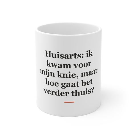 Mok met tekst “Huisarts: ik kwam voor mijn knie, maar hoe gaat het verder thuis?” — cadeau voor een huisarts