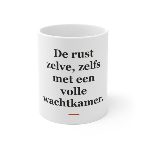 Mok met tekst “De rust zelve, zelfs met een volle wachtkamer.” — cadeau voor een huisarts