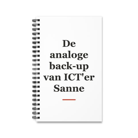 Notitieboek met tekst “De analoge back-up van ICT'er Sanne” — cadeau voor een ICT'er