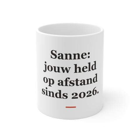 Mok met tekst “Sanne: jouw held op afstand sinds 2026.” — cadeau voor een ICT'er