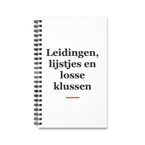 Notitieboek met tekst “Leidingen, lijstjes en losse klussen” — cadeau voor een installateur