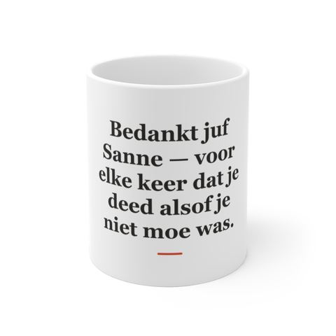 Mok met tekst “Bedankt juf Sanne — voor elke keer dat je deed alsof je niet moe was.” — cadeau voor een juf