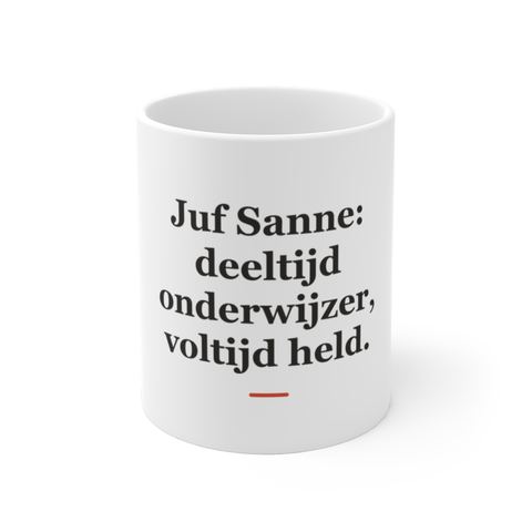 Mok met tekst “Juf Sanne: deeltijd onderwijzer, voltijd held.” — cadeau voor een juf
